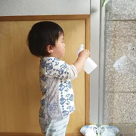 2歳モンテッソーリ教育窓拭き
