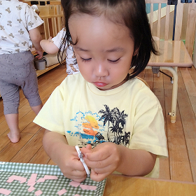 2歳モンテッソーリ教育はさみ