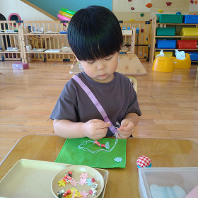 2歳モンテッソーリ教育ひも通し