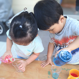 2歳モンテッソーリ教育2人でそそぐ