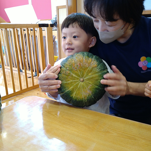 みんなで給食たべるよ