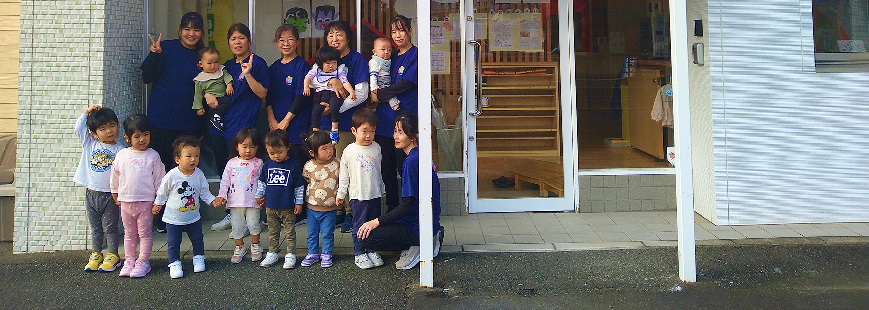 那珂川保育園の先生と子どもたち