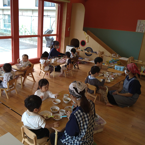 みんなで給食たべるよ