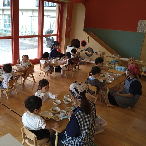 みんなで給食たべるよ