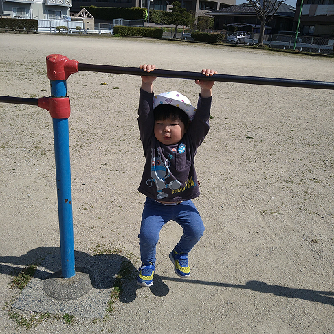 鉄棒遊び